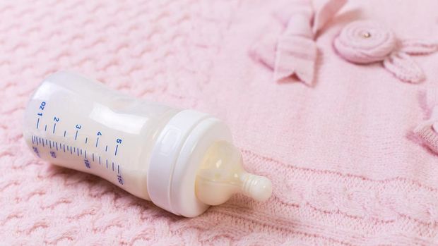 Ilustrasi susu formula, botol susu, susu bayi, susu putih