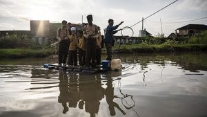 Jembatan Rusak Diterjang Banjir, Aktivitas Warga Bergantung pada Rakit