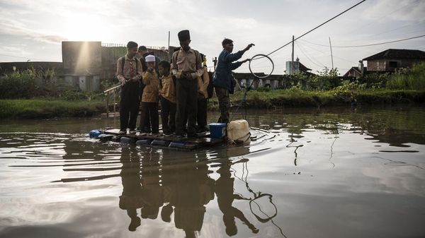 Jembatan Rusak Diterjang Banjir, Aktivitas Warga Bergantung pada Rakit