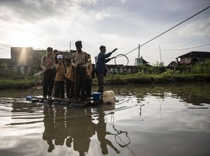 Jembatan Rusak Diterjang Banjir, Aktivitas Warga Bergantung pada Rakit