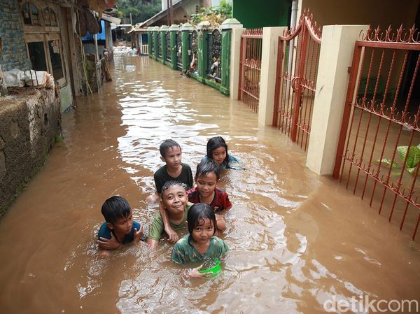 Kali Ciliwung Meluap, Permukiman Warga di Cawang Terendam Banjir