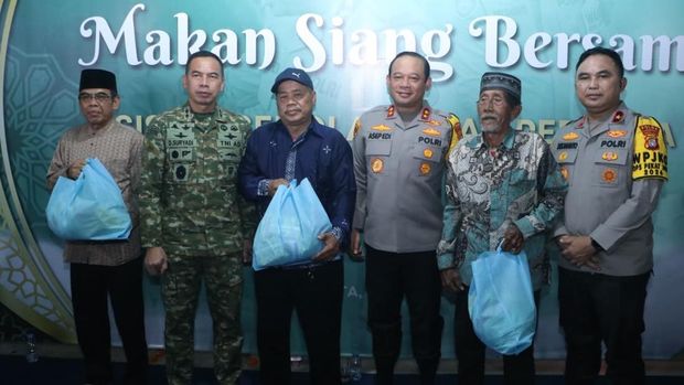 Der Chefinspekteur der Regionalpolizei Metro Jaya, General Asep Edi Suherai, und der Kommandeur der Regionalpolizei Jaya, Generalmajor TNI Deddy Suryadi, trafen sich mit Bewohnern in Srengseng, West-Jakarta. Der Chefinspekteur der Regionalpolizei Metro Jaya, General Asep Edi Suherai, und der Kommandeur der Regionalpolizei Jaya, Generalmajor TNI Deddy Suryadi, treffen am Freitag (30.01.2026) Bewohner in Srengseng, West-Jakarta.