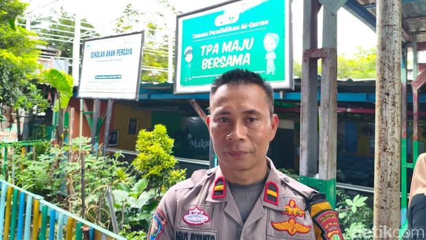 Der Generalinspekteur der Regionalpolizei Metro Jaya, Asep Edi Suheri, überreichte eine Auszeichnung an Bhabinkamtibmas, den Gründer der TPA in Srengseng, West-Jakarta.