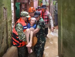 Banjir di Kampung Melayu Belum Juga Surut, Ratusan Warga Dievakuasi