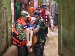 Banjir di Kampung Melayu Belum Juga Surut, Ratusan Warga Dievakuasi