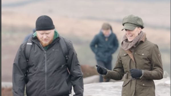 Gaya Kate Middleton Jadi Cewek Bumi, Tampil dengan Busana Coklat & Hijau