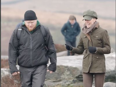 Gaya Kate Middleton Jadi Cewek Bumi, Tampil dengan Busana Coklat & Hijau