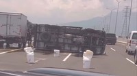 Truk Muat Gula Terguling di Tol Sidoarjo-Kejapanan Usai Ban Pecah