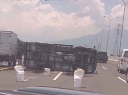 Truk Muat Gula Terguling di Tol Sidoarjo-Kejapanan Usai Ban Pecah
