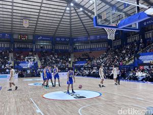 Satria Muda Libas Pasific Caesar Surabaya di Laga Kandang Perdana IBL