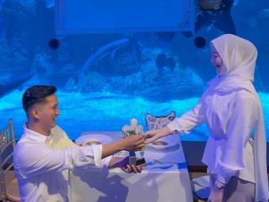 Viral! Momen Pria Lamar Kekasih di Depan Aquarium Raksasa Ini Bikin Baper
