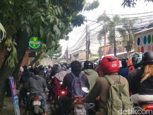 Truk Angkut Besi Nyangkut di Pohon, Lalin Jalan Raya Condet Macet Parah