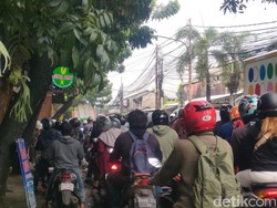Truk Angkut Besi Nyangkut di Pohon, Lalin Jalan Raya Condet Macet Parah