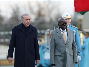 Presiden Nigeria Tersandung-Jatuh Saat Bertemu Erdogan