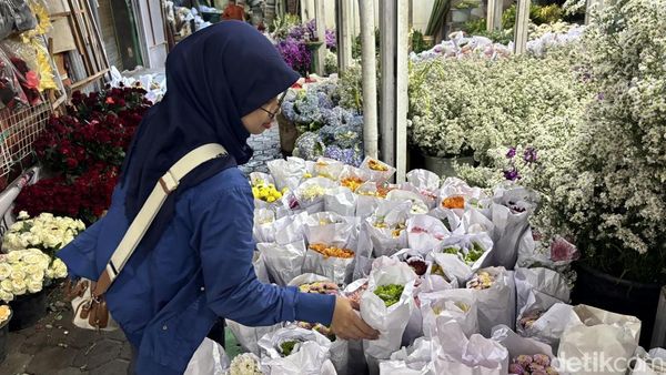 Jelang Valentine Pasar Bunga Kayoon Surabaya Mulai Bergeliat