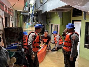 Aksi Ditpolairud Polda Metro Evakuasi Warga Terdampak Banjir di Kebon Pala