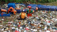 Aksi Petugas DLH Bersihkan Sampah Sungai Ciliwung untuk Jaga Aliran Air