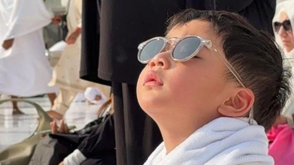 Masyaallah... Rayyanza Mau Seperti Rafathar Bisa Cium Hajar Aswad