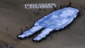 Potret Raksasa Hind Rajab Terbentang di Pantai Barcelona, Soroti Korban Anak Gaza