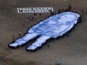Potret Raksasa Hind Rajab Terbentang di Pantai Barcelona, Soroti Korban Anak Gaza