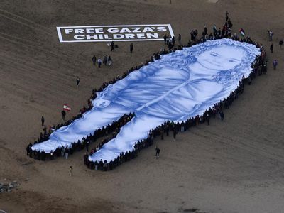 Potret Raksasa Hind Rajab Terbentang di Pantai Barcelona, Soroti Korban Anak Gaza