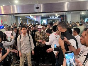 Jokowi Tiba di Makassar, Disambut Ribuan Peserta Rakernas PSI