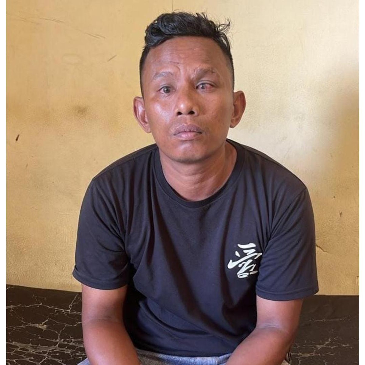 Pria berinisial MM yang menghipnotis pedagang buah ditangkap di Pelabuhan Bolok, Kabupaten Kupang, NTT, Jumat (30/1/2026). (istimewa).