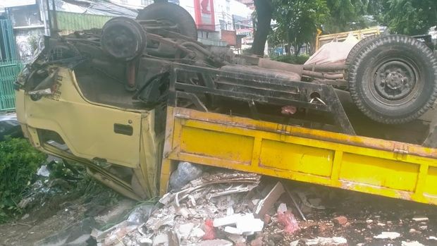 Ein LKW hatte einen Unfall in Cempaka Putih, Zentral-Jakarta (Jakpus). Der Lkw überschlug sich nach dem Unfall. (Sonderdokument)