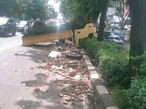 Truk Terguling gara-gara Pecah Ban di Jakpus, 2 Orang Terluka