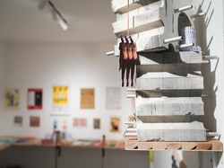 Di Balik Karya Seni Instalasi Kertas Bertumpuk Irfan Hendrian