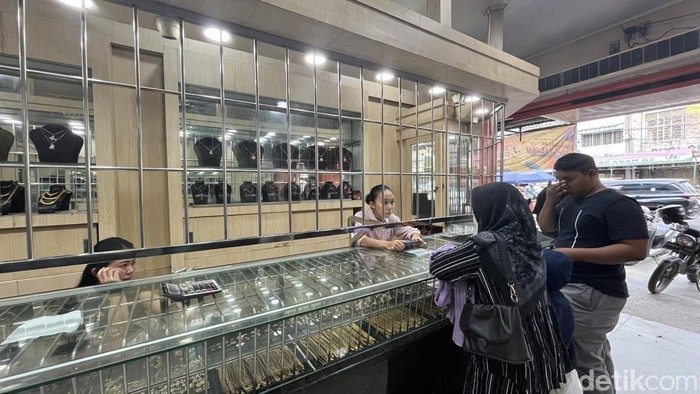 Warga Medan Berburu Emas Meski Harga Melambung