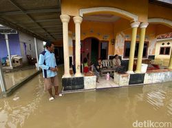 Bendungan Karet Cilet Rusak, Puluhan Rumah di Losarang Terendam Banjir
