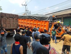 Truk Muat Pasir Tabrak 2 Mobil di Pasuruan, 1 Tewas-3 Luka Parah