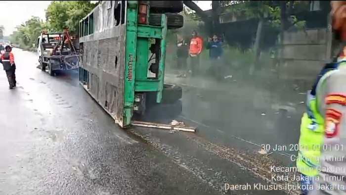 Truk Kontainer Terguling di Cilincing Bikin Macet, Kini Dievakuasi