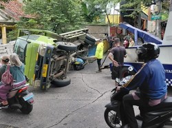 Tak Kuat Nanjak, Truk Muatan Hebel Terguling di Cimanggis Depok