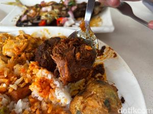 Cicip Menu Warong Nasi Pariaman Jelang Tutup, Rendangnya Bikin Nagih!