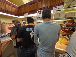 Hampir 1 Jam! Ikutan Antre Nasi Padang Tertua di Singapura Sebelum Tutup