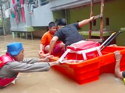 Banjir di Kampung Melayu Belum Surut, SAR Polairud Polda Metro Evakuasi Warga