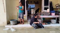 Banjir Subang Surut, Warga Terpaksa Bersih-bersih Pakai Air Keruh