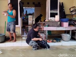 Banjir Subang Surut, Warga Terpaksa Bersih-bersih Pakai Air Keruh