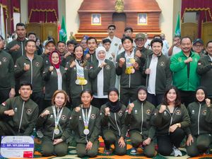 Khofifah Serahkan Bonus Rp 8 Miliar bagi 161 Atlet dan Pelatih Berprestasi