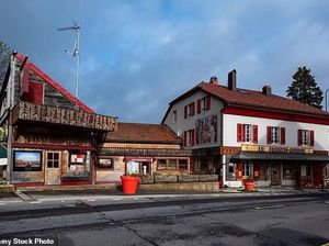 Gokil! Menginap di Hotel Ini Bisa Berada di 2 Negara Berbeda