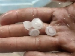 Hujan Es Guyur Kota Pasuruan, Ada yang Seukuran Kelereng