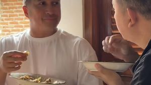 Sedap! Irfan Hakim Lahap Makan Garang Asem dan Aneka Lauk di Majalengka