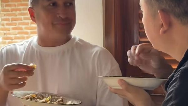 Sedap! Irfan Hakim Lahap Makan Garang Asem dan Aneka Lauk di Majalengka