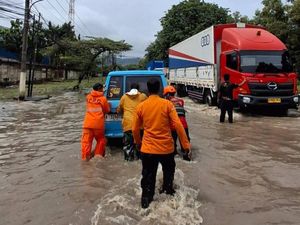 Cilegon Banjir, Jalan Arah Anyer Sempat Tak Bisa Dilalui Kendaraan