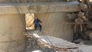 Jembatan Kayu Darurat Jadi Nadi Akses Warga Desa Terisolir di Gayo Lues