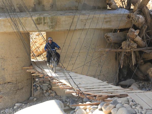 Jembatan Kayu Darurat Jadi Nadi Akses Warga Desa Terisolir di Gayo Lues