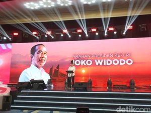 Jokowi Pakai Passapu di Rakernas PSI di Makassar