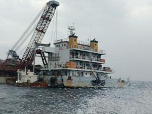 Protes Keluarga Korban KMP Tunu Pratama Jelang Pengangkatan Bangkai Kapal